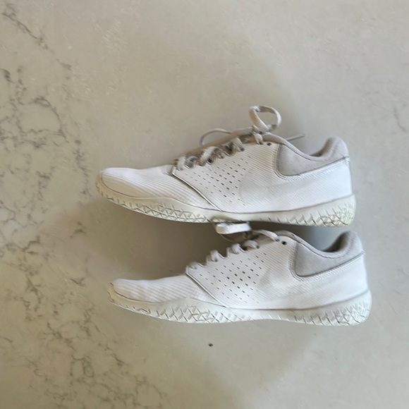 Nike Cheerleading sneakers Girls size 5 - Picture 3 of 5